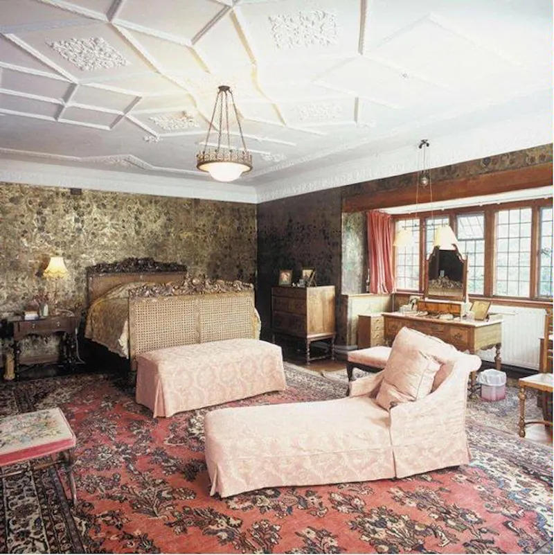 Bedroom at Salisbury Tudor manor house, M272 (photo 13)
