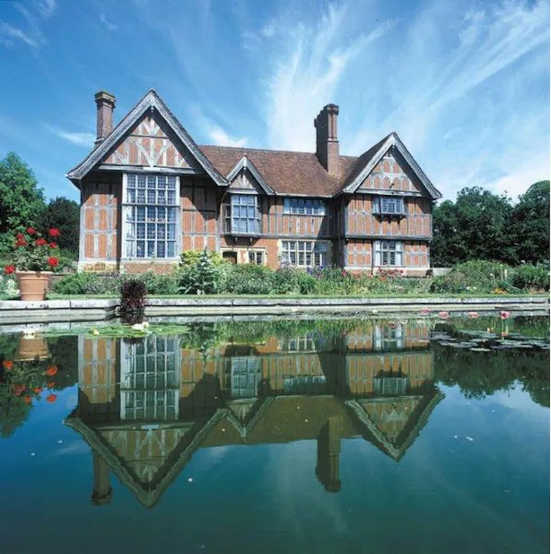 Pond at Salisbury Tudor manor house, M272 (photo 16)