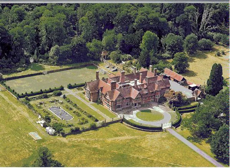 Garden - formal at Salisbury Tudor manor house, M272 (photo 1)