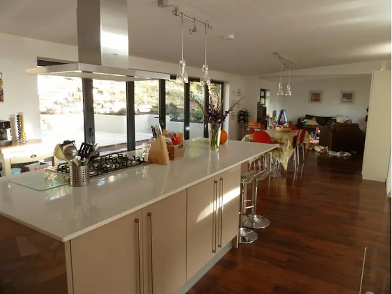 Kitchen at Modernist Farnham pavilion, D2050 (photo 4)
