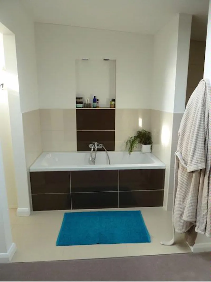 Bathroom at Modernist Farnham pavilion, D2050 (photo 13)