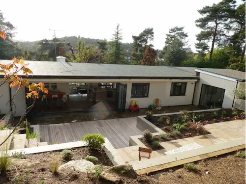 Modernist Farnham pavilion, D2050