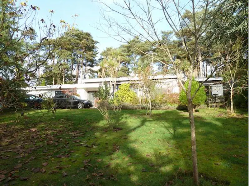 Garden at Modernist Farnham pavilion, D2050 (photo 24)