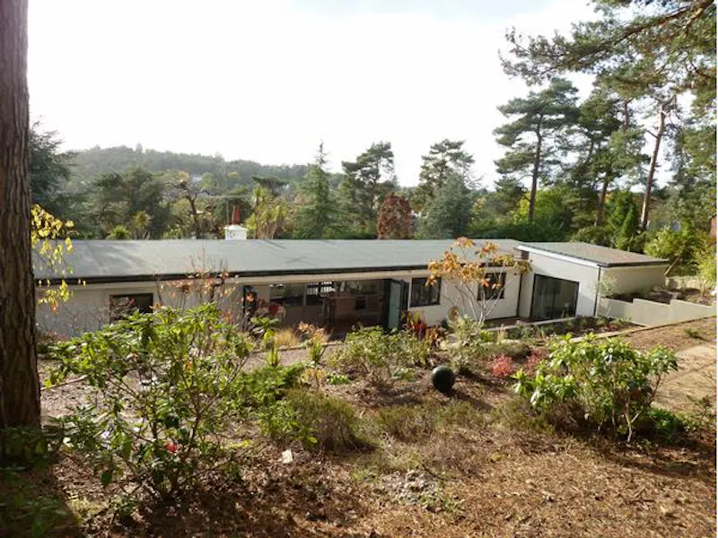 Modernist Farnham pavilion, D2050 (photo 28)