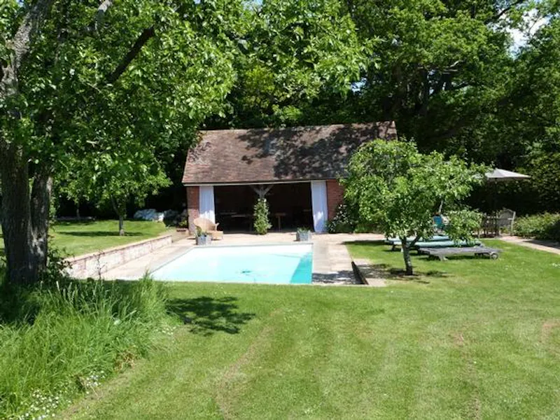Swimming pool - outdoor at Film location L639 in Hampshire (photo 18)