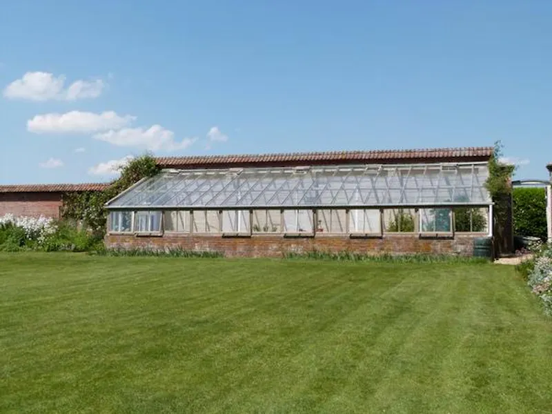 Greenhouse at Film location L639 in Hampshire (photo 21)
