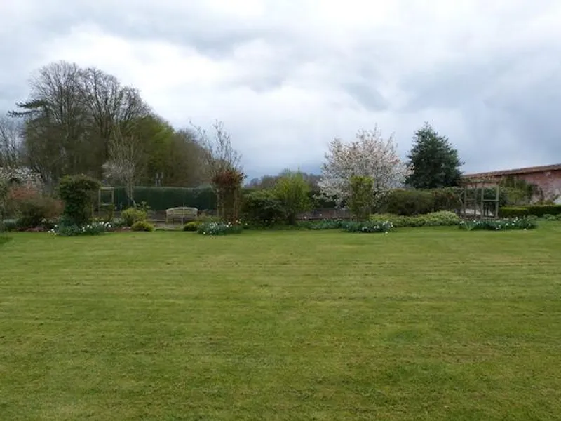 Garden at Film location L639 in Hampshire (photo 24)