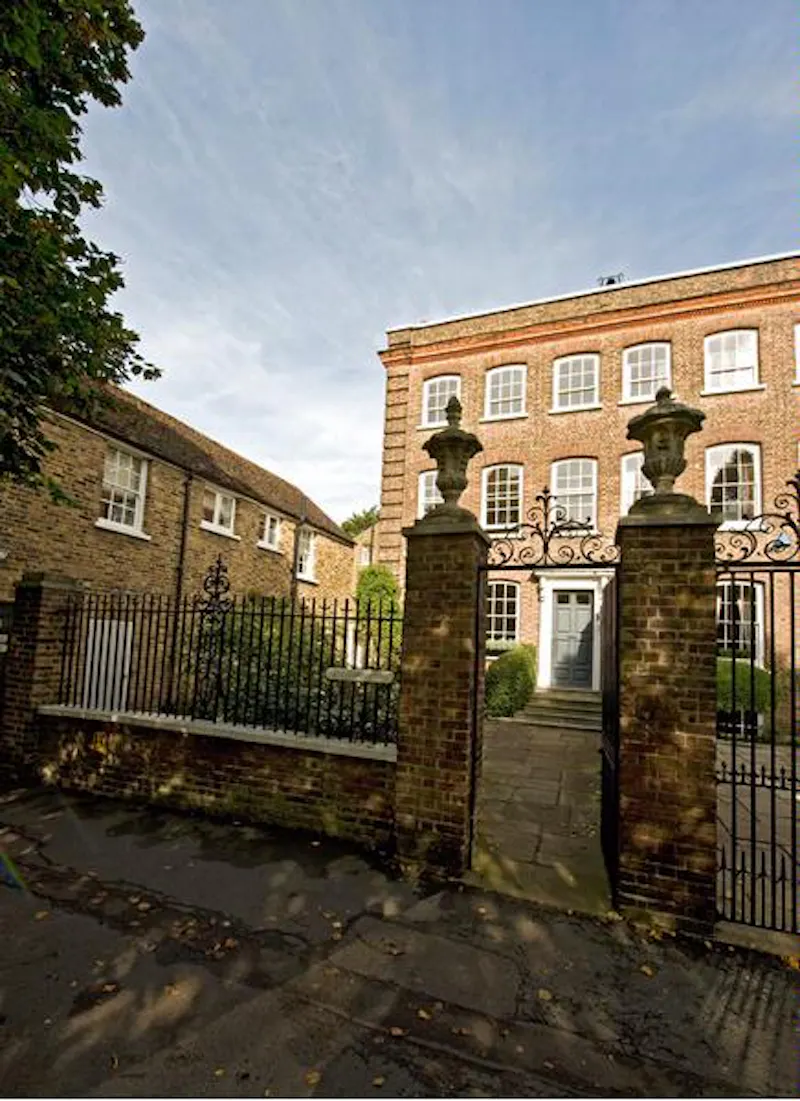 Gate at Stills townhouse in Enfield, A1246 (photo 1)