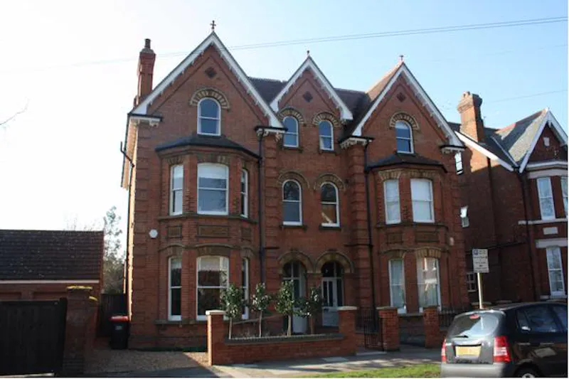 Big and Beautiful in Bedford, B1539 (photo 1)