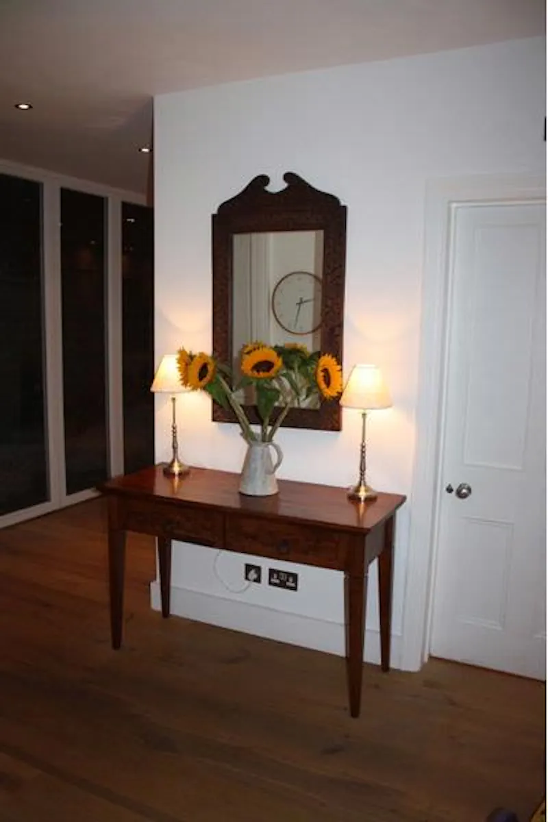 Entrance hall at Big and Beautiful in Bedford, B1539 (photo 3)