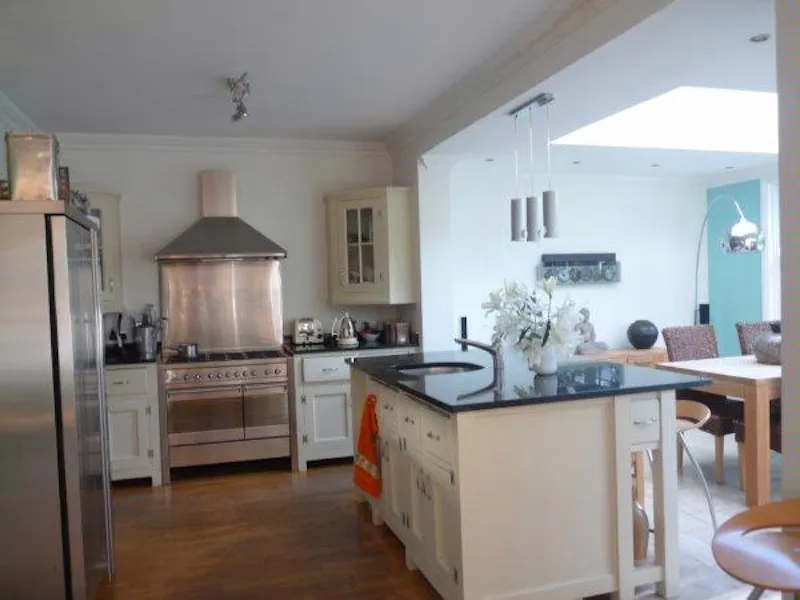 Kitchen at Winchmore Hill Victorian house, B1540 (photo 5)