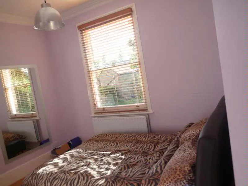 Bedroom at Winchmore Hill Victorian house, B1540 (photo 17)