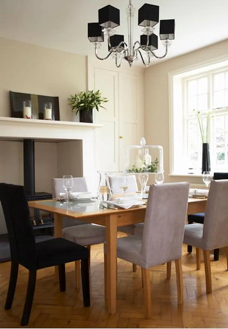 Dining room at Film location E341 in Berkshire (photo 3)