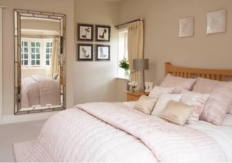 Bedroom at Film location E341 in Berkshire (photo 6)