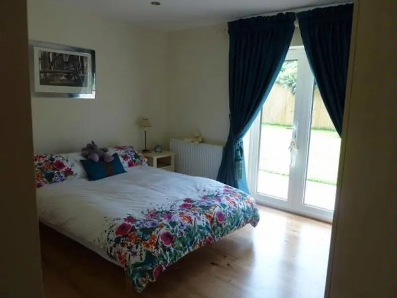 Bedroom at Film location C804 in Surrey (photo 5)