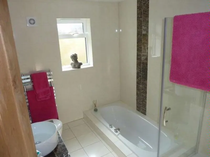 Bathroom at Film location C804 in Surrey (photo 6)