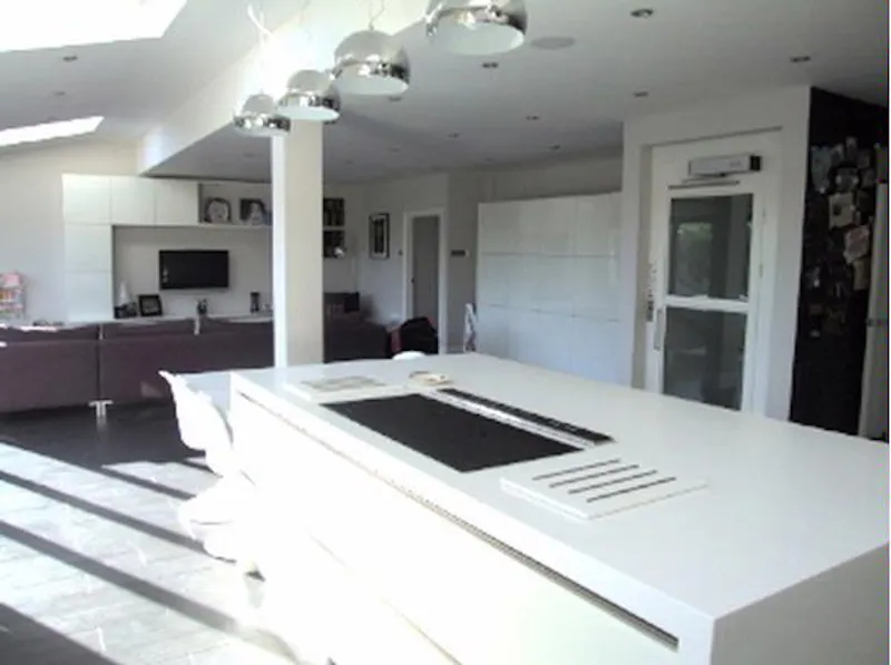 Kitchen island at Film location D2054 in London (photo 7)