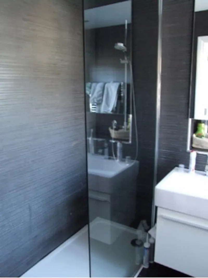 Shower at Film location D2054 in London (photo 29)