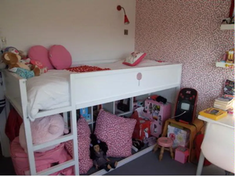 Bedroom - child's at Film location D2054 in London (photo 30)