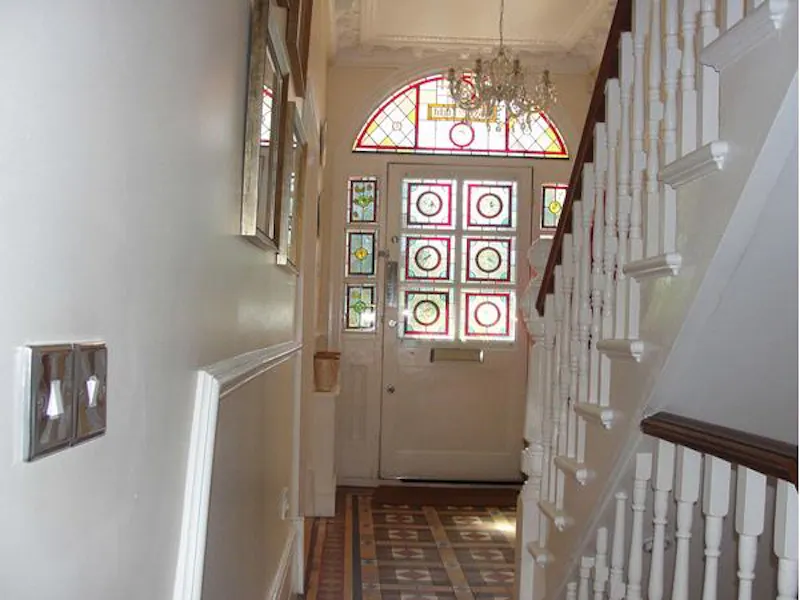 Entrance hall at Film location E343 in London (photo 3)