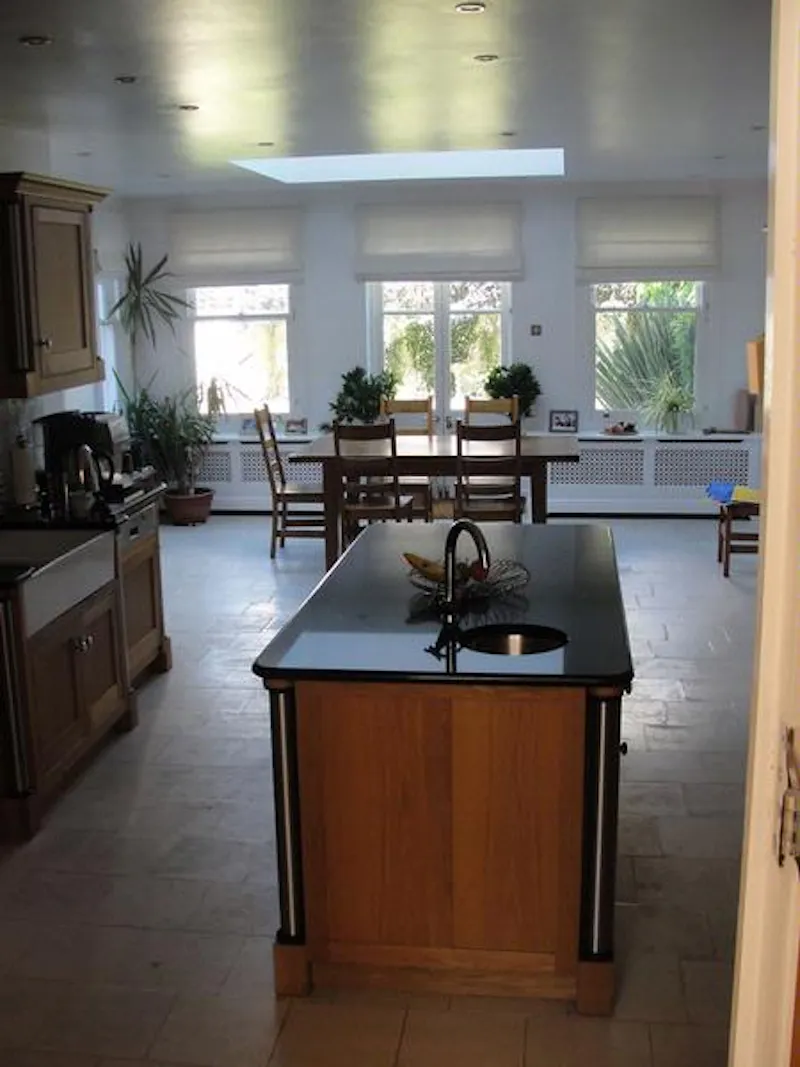 Kitchen island at Film location E343 in London (photo 11)