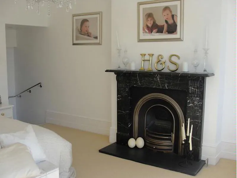 Fireplace at Film location E343 in London (photo 17)