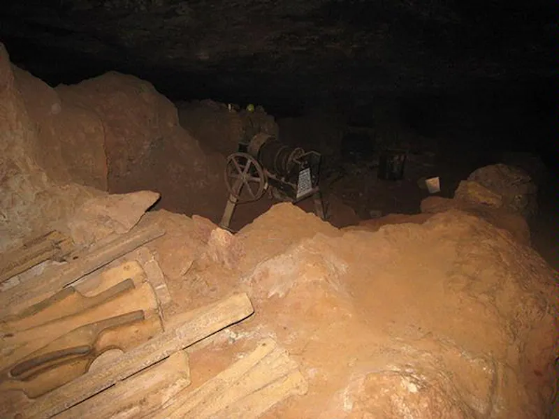 Natural cave system and mine, W151 (photo 4)