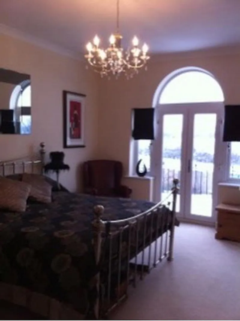 Bedroom at Film location D2055 in Cheshire (photo 21)