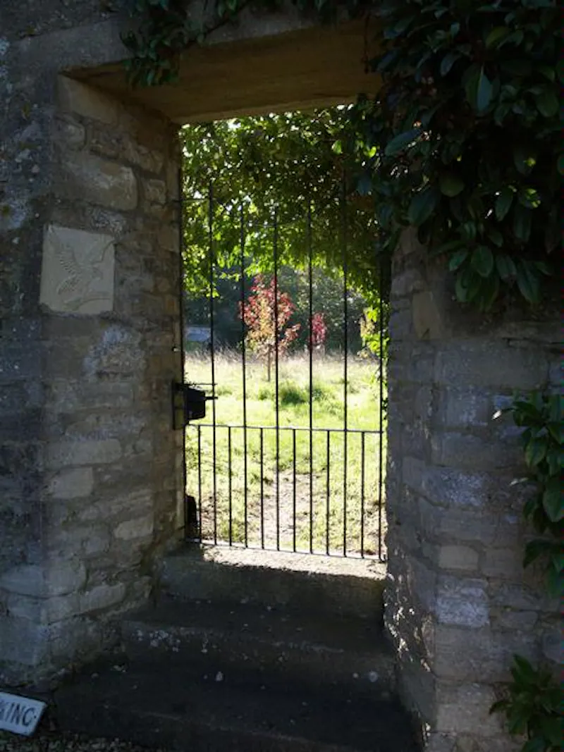 Gate at Rural house in Woodstock, A1256 (photo 20)