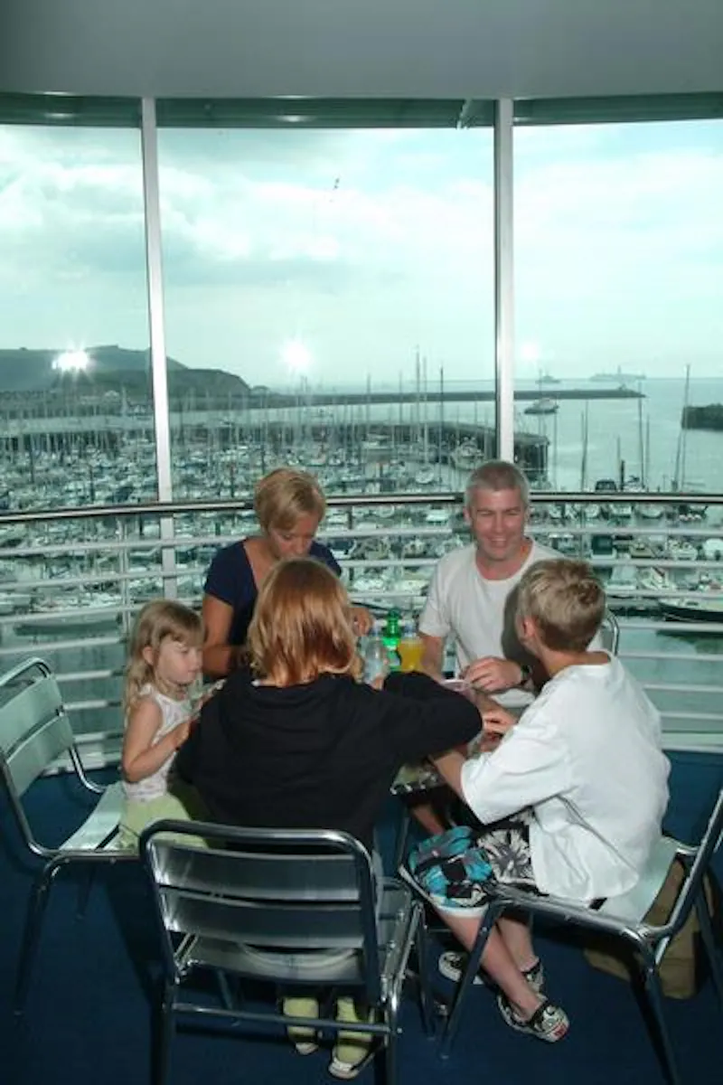 Dining room at Large aquarium in Plymouth, Q47 (photo 13)