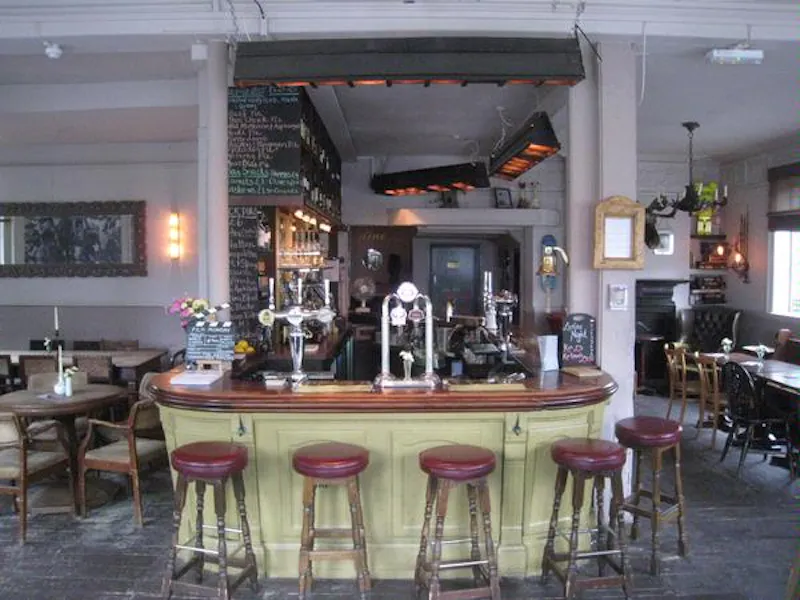 Bar at Traditional Hackney pub, R743 (photo 2)