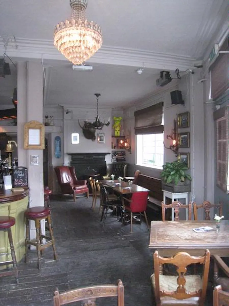 Traditional Hackney pub, R743 (photo 3)