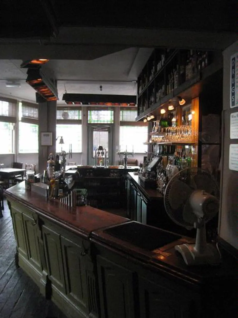 Traditional Hackney pub, R743 (photo 5)