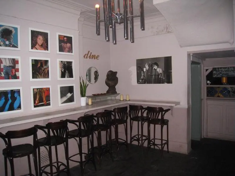 Traditional Hackney pub, R743 (photo 12)