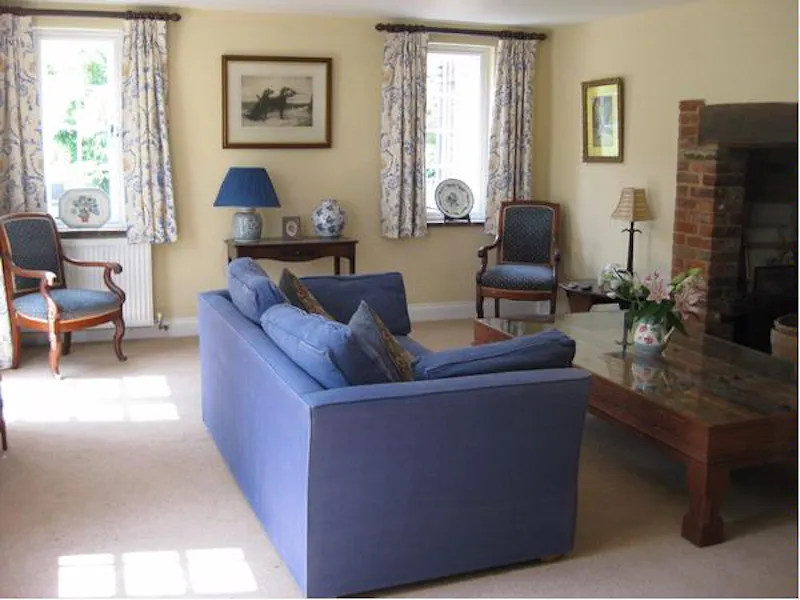 Living Room at Film location C807 in Surrey (photo 7)