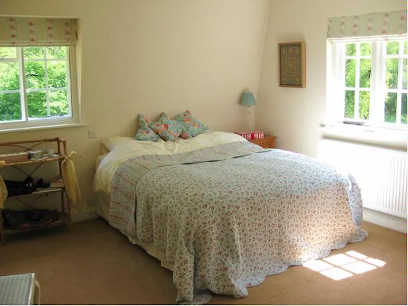 Bedroom at Film location C807 in Surrey (photo 11)