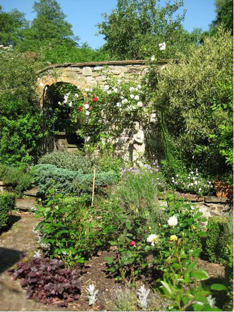 Garden at Film location C807 in Surrey (photo 17)