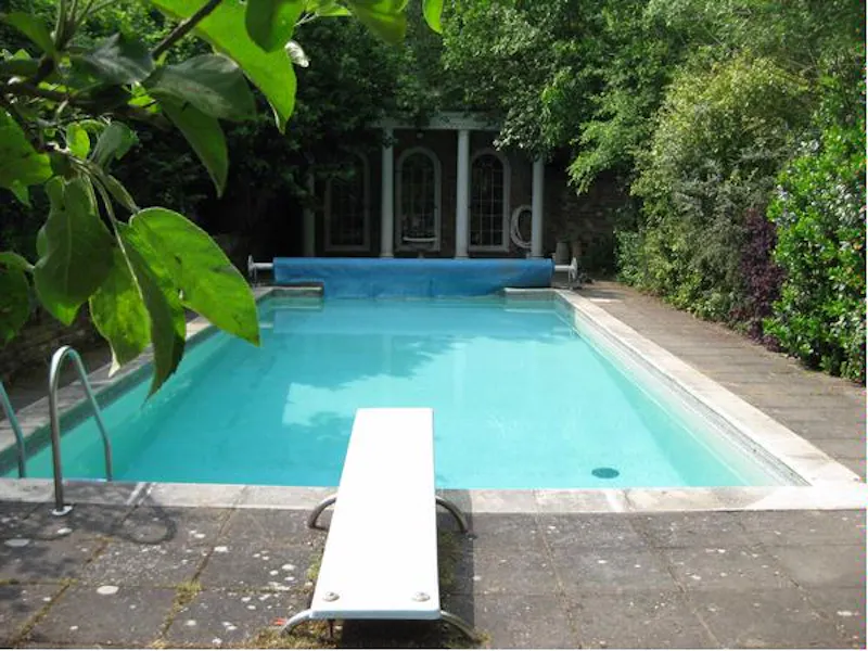 Swimming pool - outdoor at Film location C807 in Surrey (photo 19)