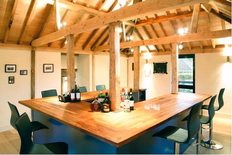 Bar at Film location L625 in Hertfordshire (photo 3)