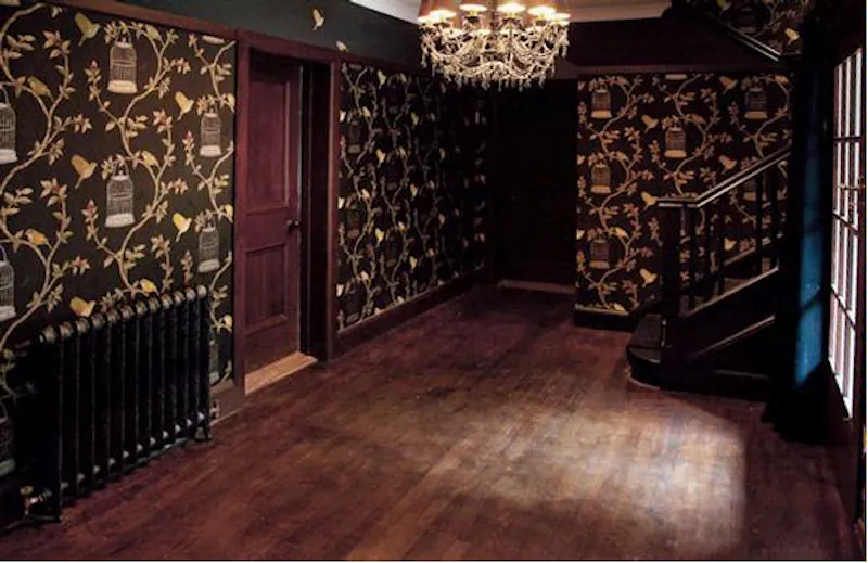 Entrance hall at Haywards Heath house, B1543 (photo 4)