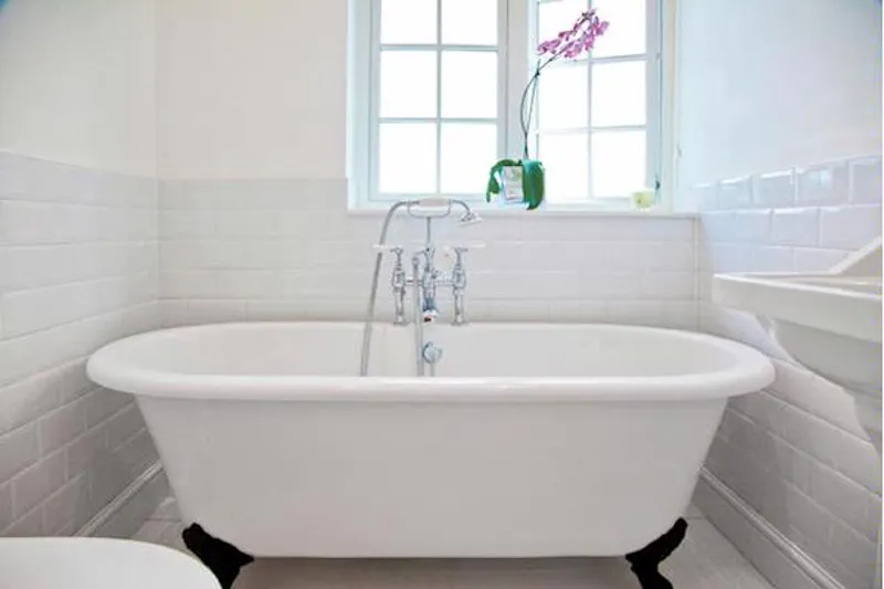 Bath - rolltop at Haywards Heath house, B1543 (photo 47)