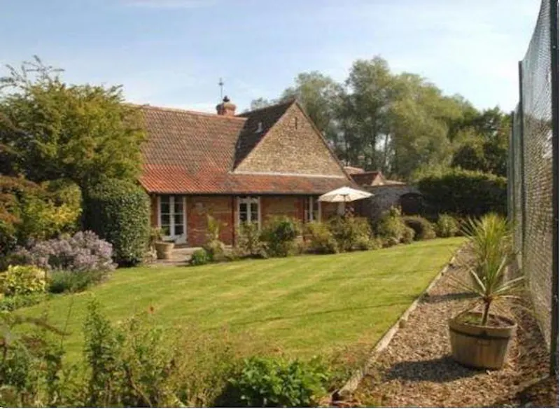 Garden at Farmhouse in Malmesbury, L626 (photo 1)