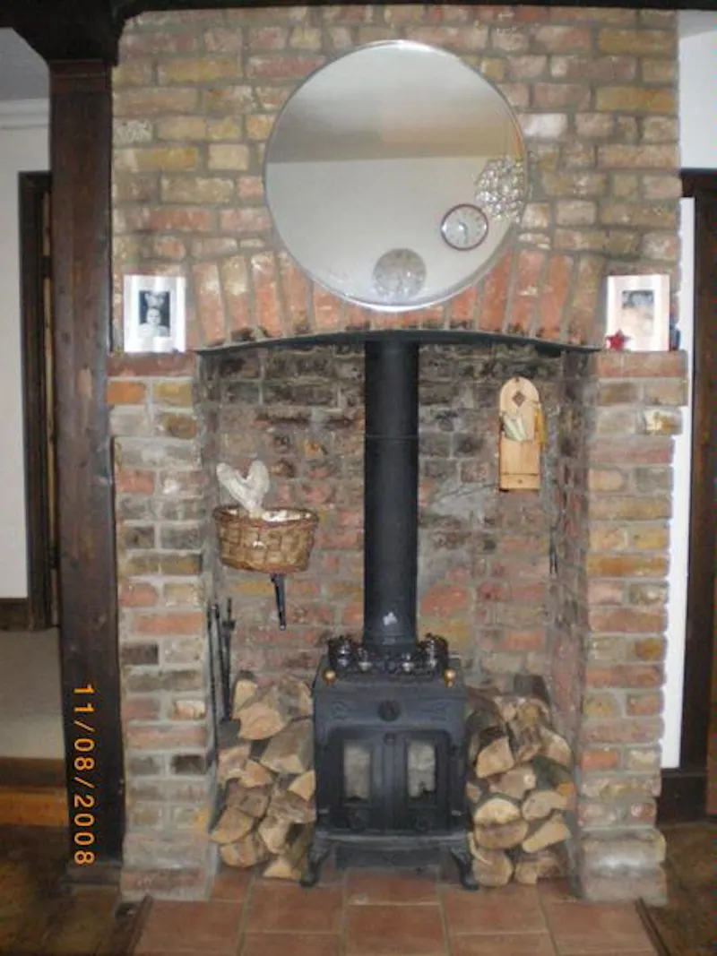 Fireplace at Film location E344 in London (photo 10)