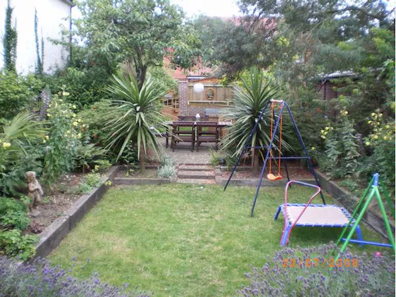 Garden at Film location E344 in London (photo 21)