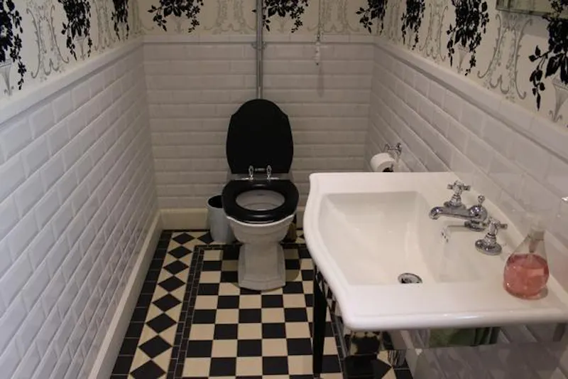 Tiled at Georgian Malvern Hills house , A1214 (photo 122)