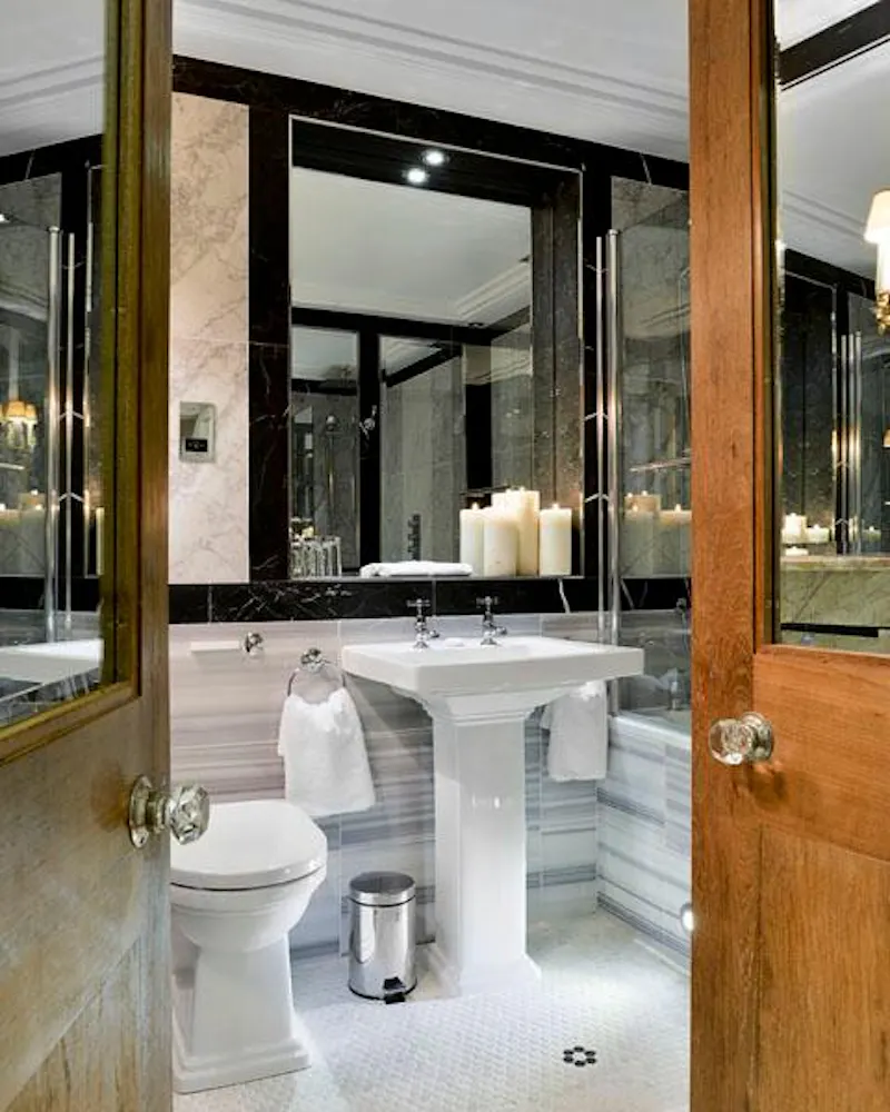 Bathroom at Mayfair private members' club, R734 (photo 36)