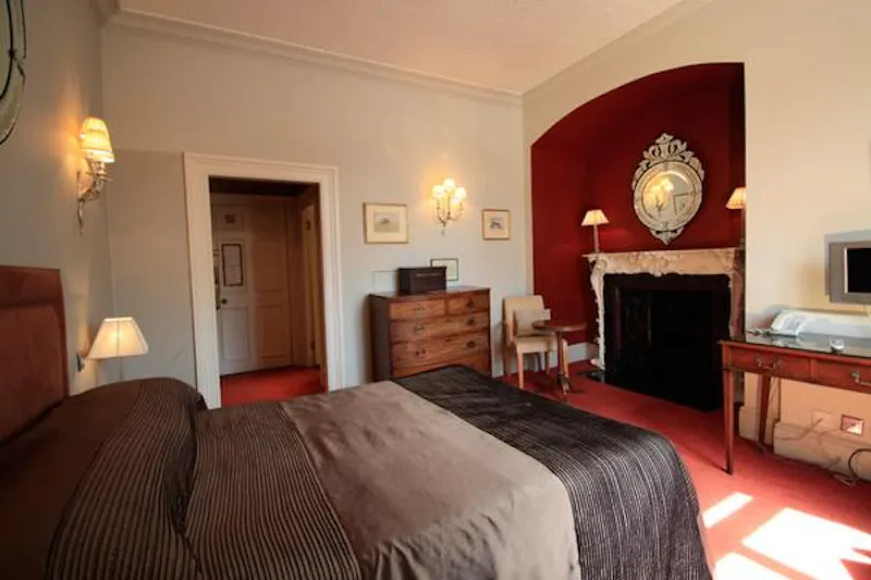 Bedroom at Mayfair private members' club, R734 (photo 37)