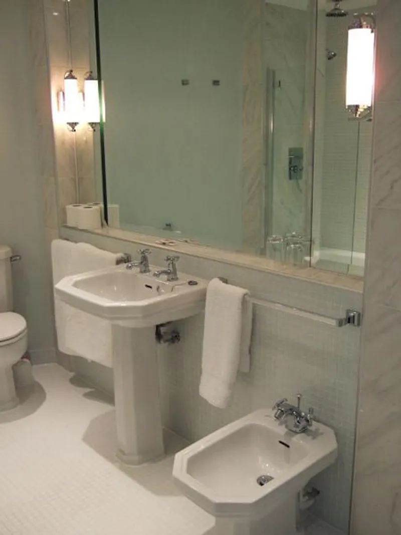 Bathroom at Mayfair private members' club, R734 (photo 44)