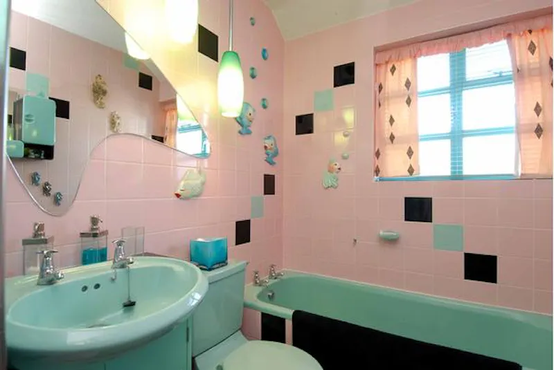 Bathroom at Film location D2021 in Hertfordshire (photo 17)