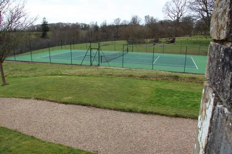 Tennis court at Country estate in Markbeech, B1526 (photo 51)